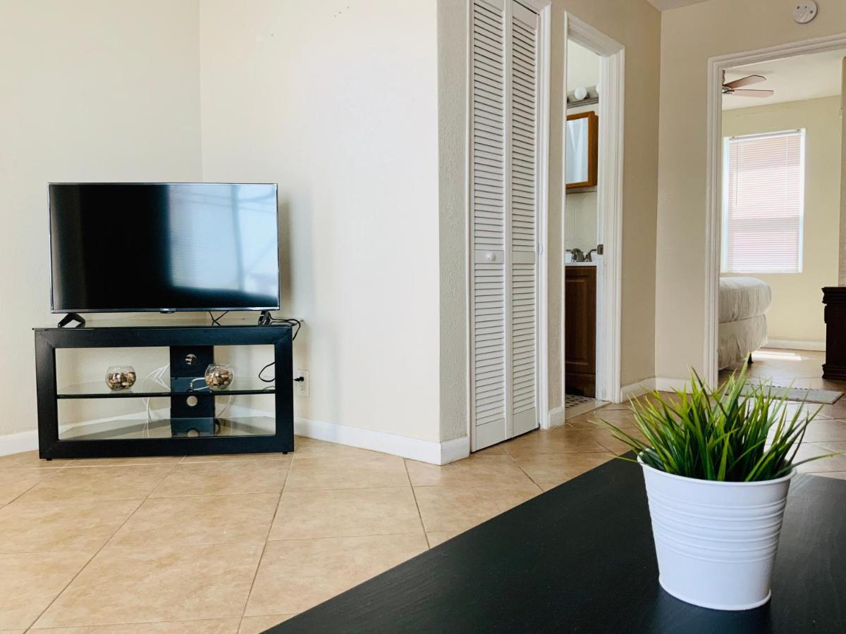 Hollywood Beach Apartments - Walk To The Beach المظهر الخارجي الصورة