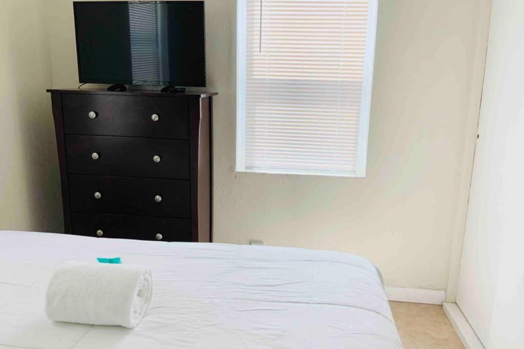 Hollywood Beach Apartments - Walk To The Beach المظهر الخارجي الصورة