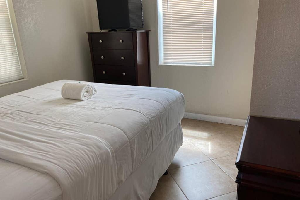 Hollywood Beach Apartments - Walk To The Beach المظهر الخارجي الصورة
