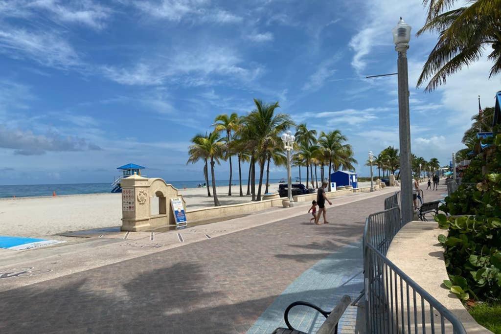 Hollywood Beach Apartments - Walk To The Beach المظهر الخارجي الصورة